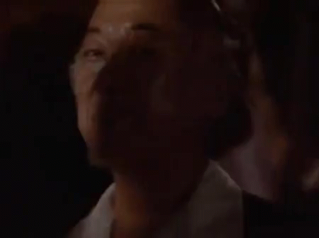 Gif animado do personagem Sr. Miyagi do filme karate kid agradenço balançado a cabeça e sorrindo.